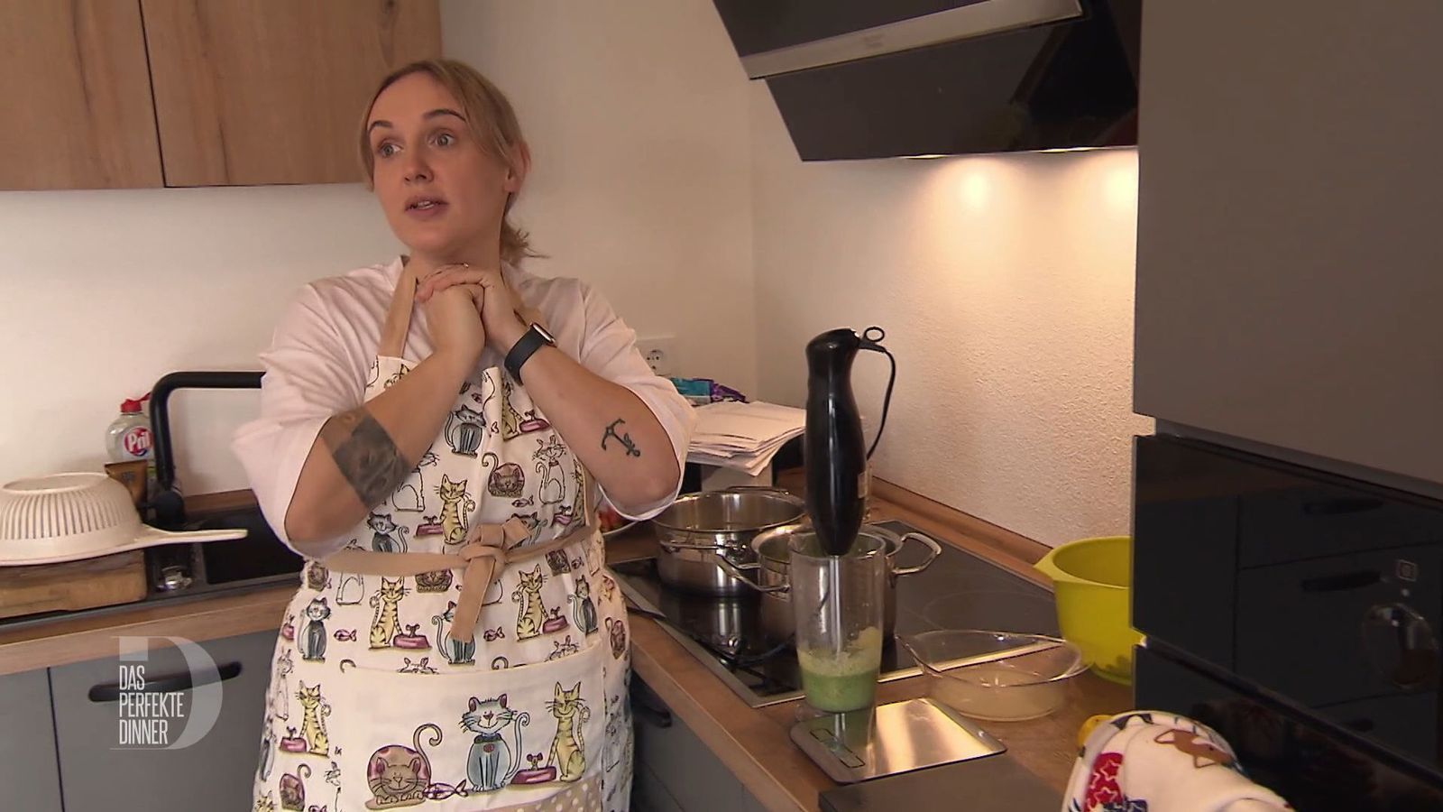 Minzpesto mit zu wenig Minze - da muss Kerstin improvisieren.
 (Bild: RTL)