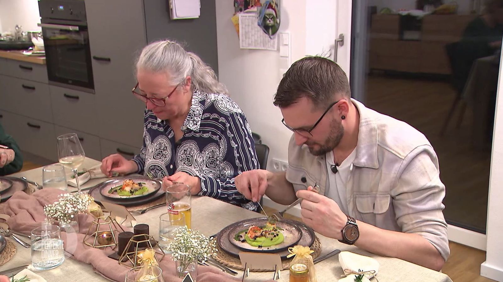 Zu den Biergläsern aus dem Gasthaus der Oma kommt die Vorspeise aus Jakobsmuscheln und Garnelen recht edel daher. 
 (Bild: RTL)