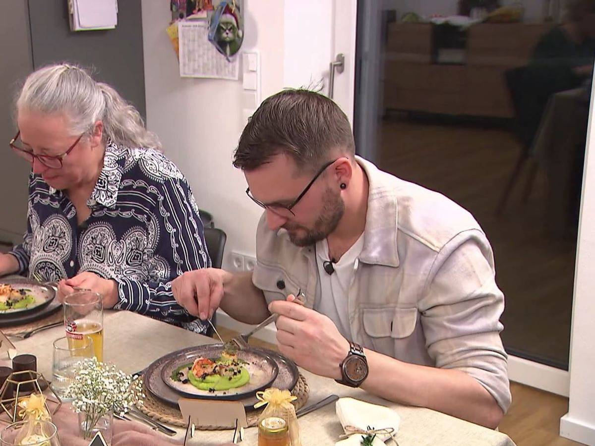 Zu den Biergläsern aus dem Gasthaus der Oma kommt die Vorspeise aus Jakobsmuscheln und Garnelen recht edel daher.
(Bild: RTL)