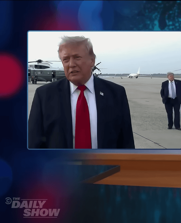 Komiker John Stewart entdeckt Trumps Doppelgänger in einer Interview-Szene nach dem WM-Finale.