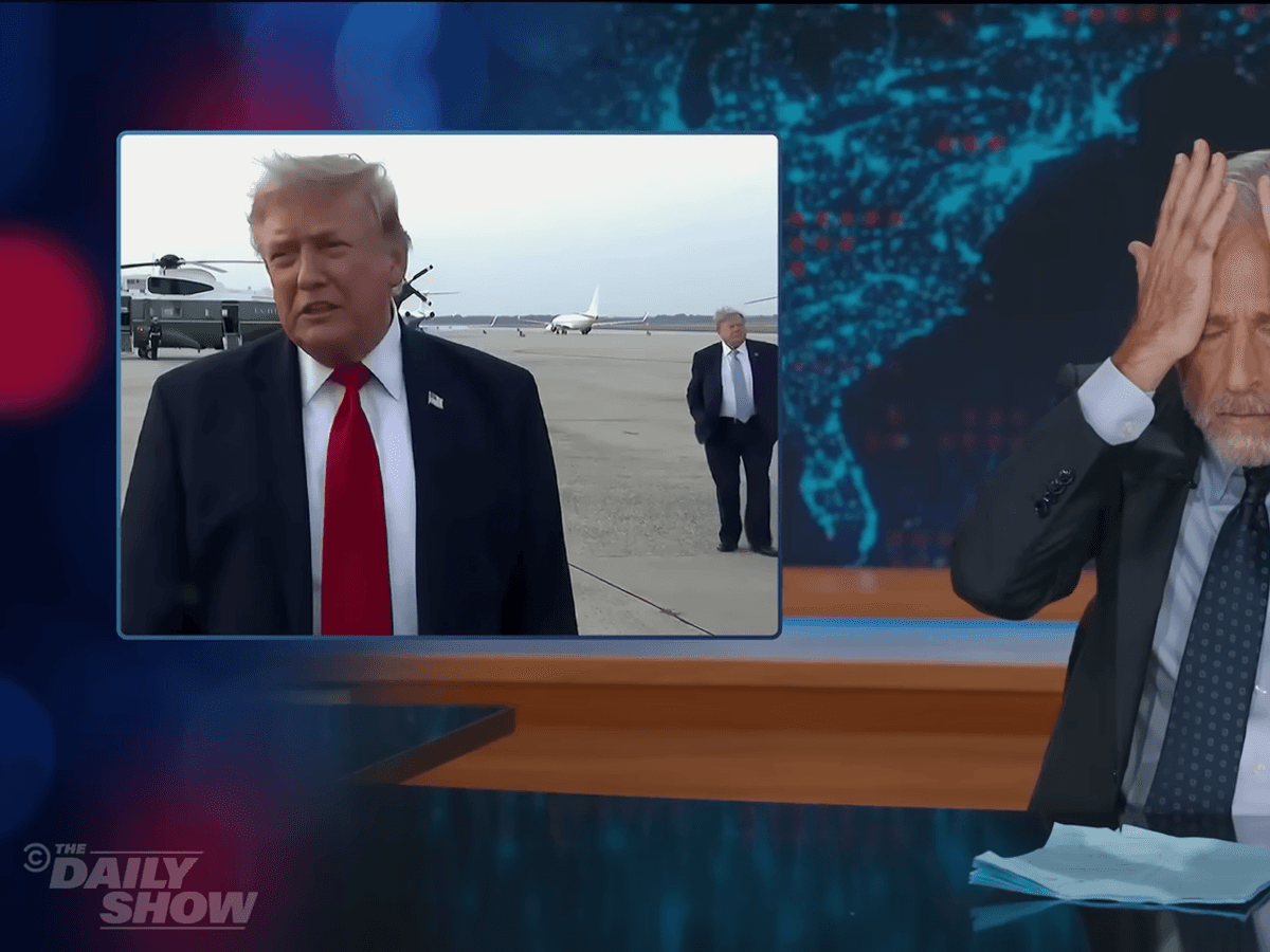 Komiker John Stewart entdeckt Trumps Doppelgänger in einer Interview-Szene nach dem WM-Finale.