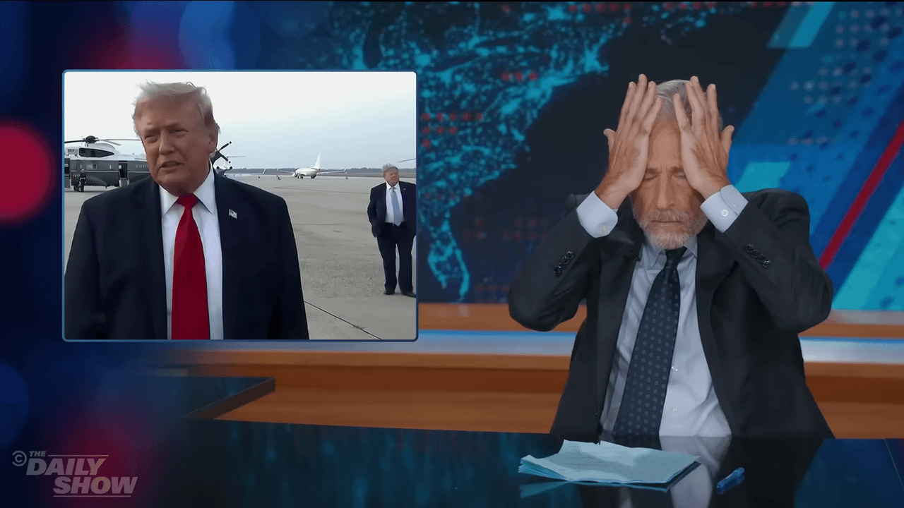 Komiker John Stewart entdeckt Trumps Doppelgänger in einer Interview-Szene nach dem WM-Finale.