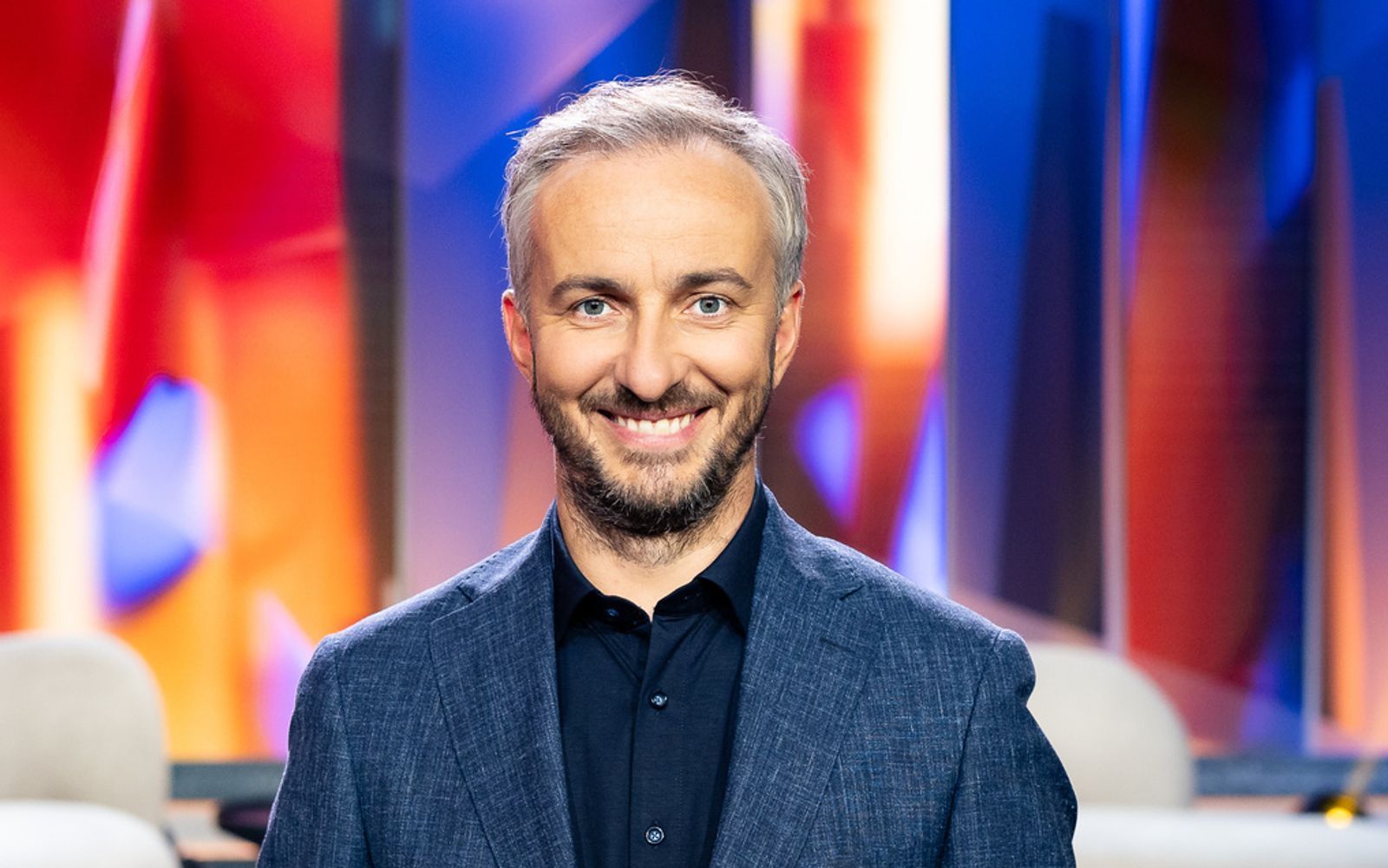 Wie Jan Böhmermann seinen Zuschauern erklärt, können diese sich auf die Suche nach „Cash-Caches“ begeben. (Bild: ZDF/Lennart Speer)