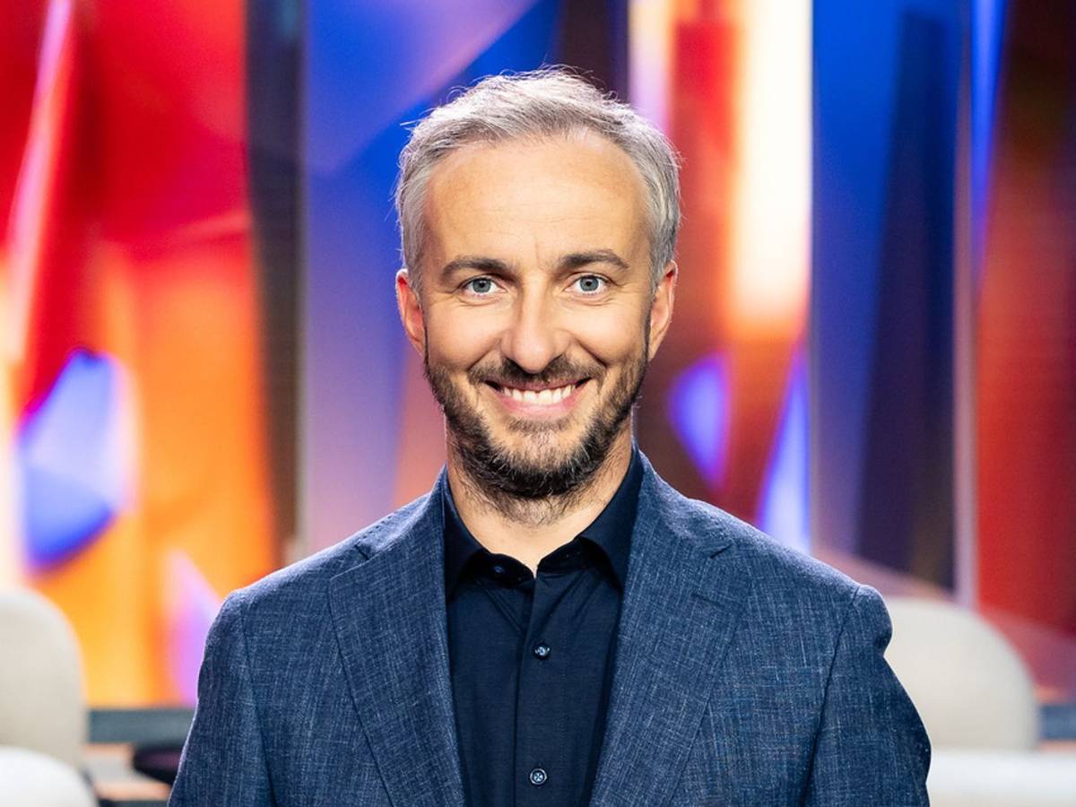 Wie Jan Böhmermann seinen Zuschauern erklärt, können diese sich auf die Suche nach „Cash-Caches“ begeben. (Bild: ZDF/Lennart Speer)