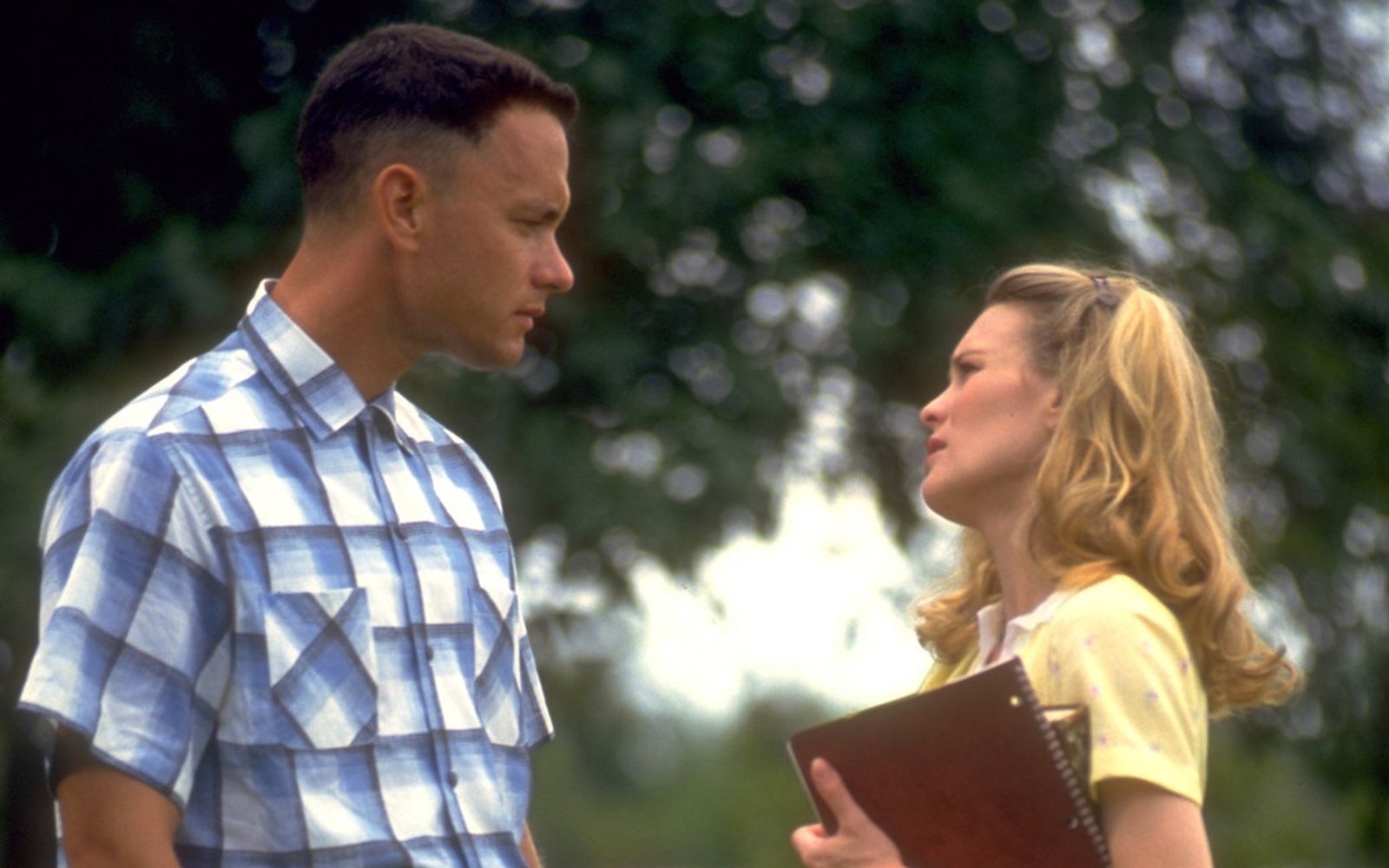 Obwohl er immer wieder von ihr zurückgewiesen wird, kämpft Forrest (Tom Hanks) unbeeindruckt um das Herz seiner Sandkastenliebe Jenny (Robin Wright Penn). (Bild: Paramount Pictures)