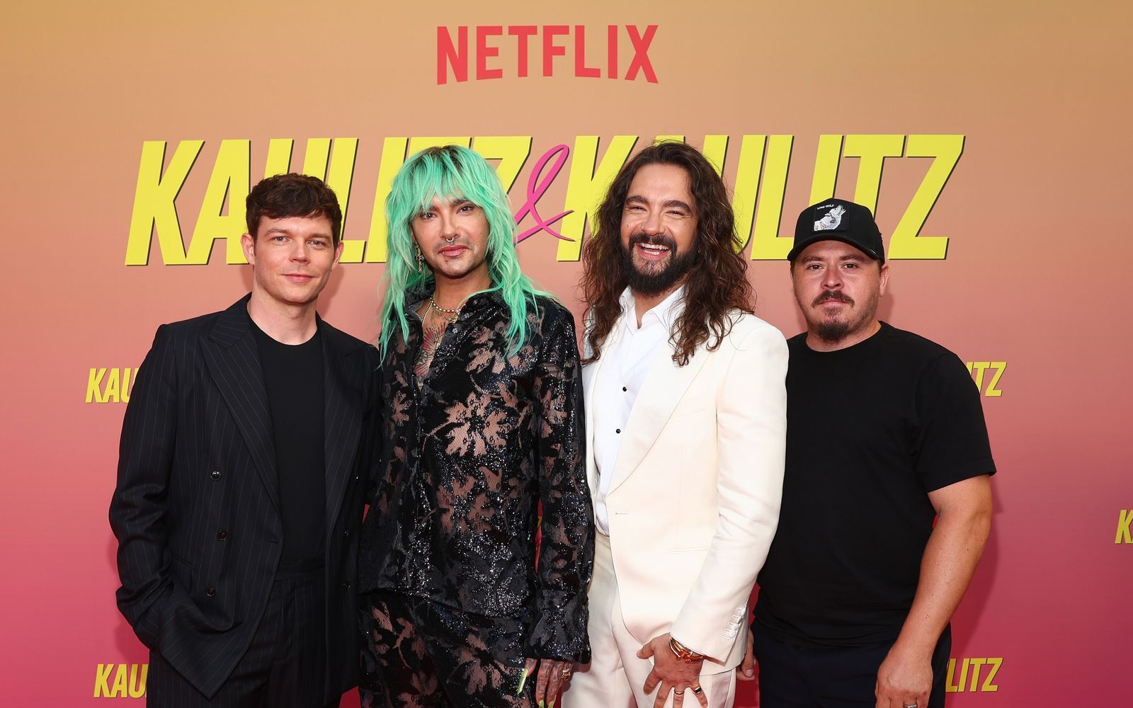 In ihrem Podcast „Kaulitz Hills - Senf aus Hollywood“ haben Bill (Zweiter von links) und Tom Kaulitz (Dritter von links) verraten, dass sie derzeit mit dem ZDF an einer Tokio-Hotel-Dokumentation arbeiten. (Bild: 2025 Getty Images/Sebastian Reuter)