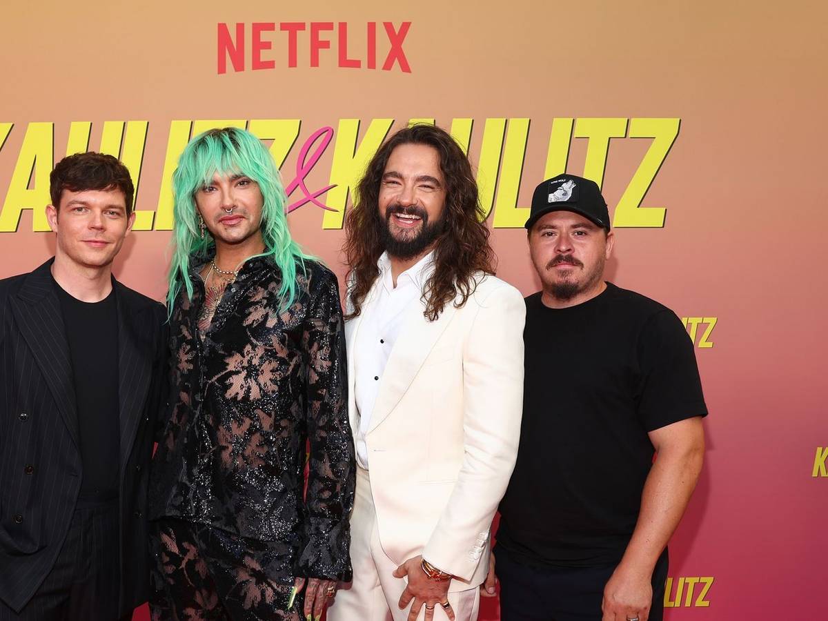 In ihrem Podcast „Kaulitz Hills - Senf aus Hollywood“ haben Bill (Zweiter von links) und Tom Kaulitz (Dritter von links) verraten, dass sie derzeit mit dem ZDF an einer Tokio-Hotel-Dokumentation arbeiten. (Bild: 2025 Getty Images/Sebastian Reuter)
