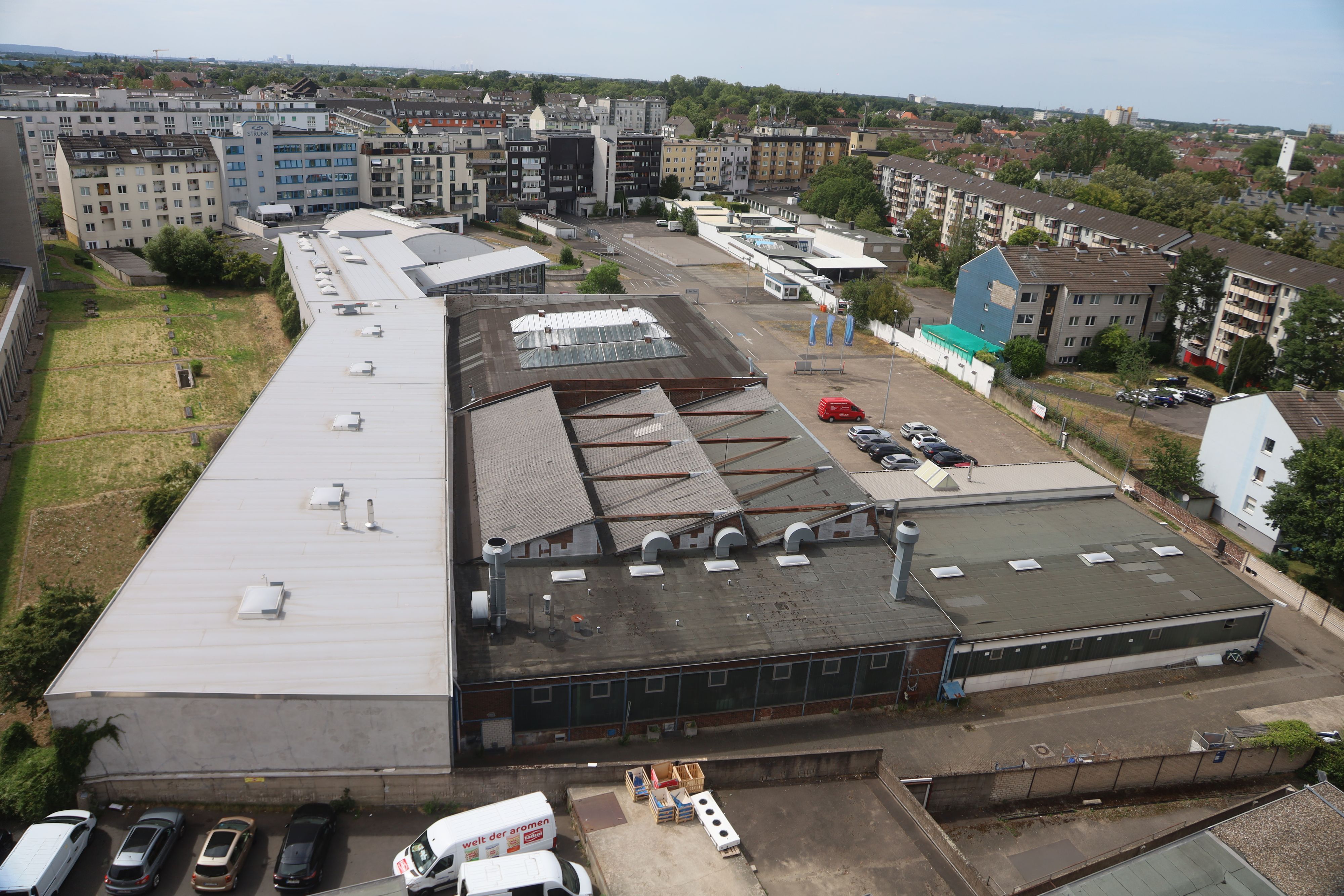 Auf dem Gelände des früheren Autohauses Strunk an der Neusser Straße soll bis 2031 ein neues Gymnasium gebaut werden – ohne Klimaanlage.