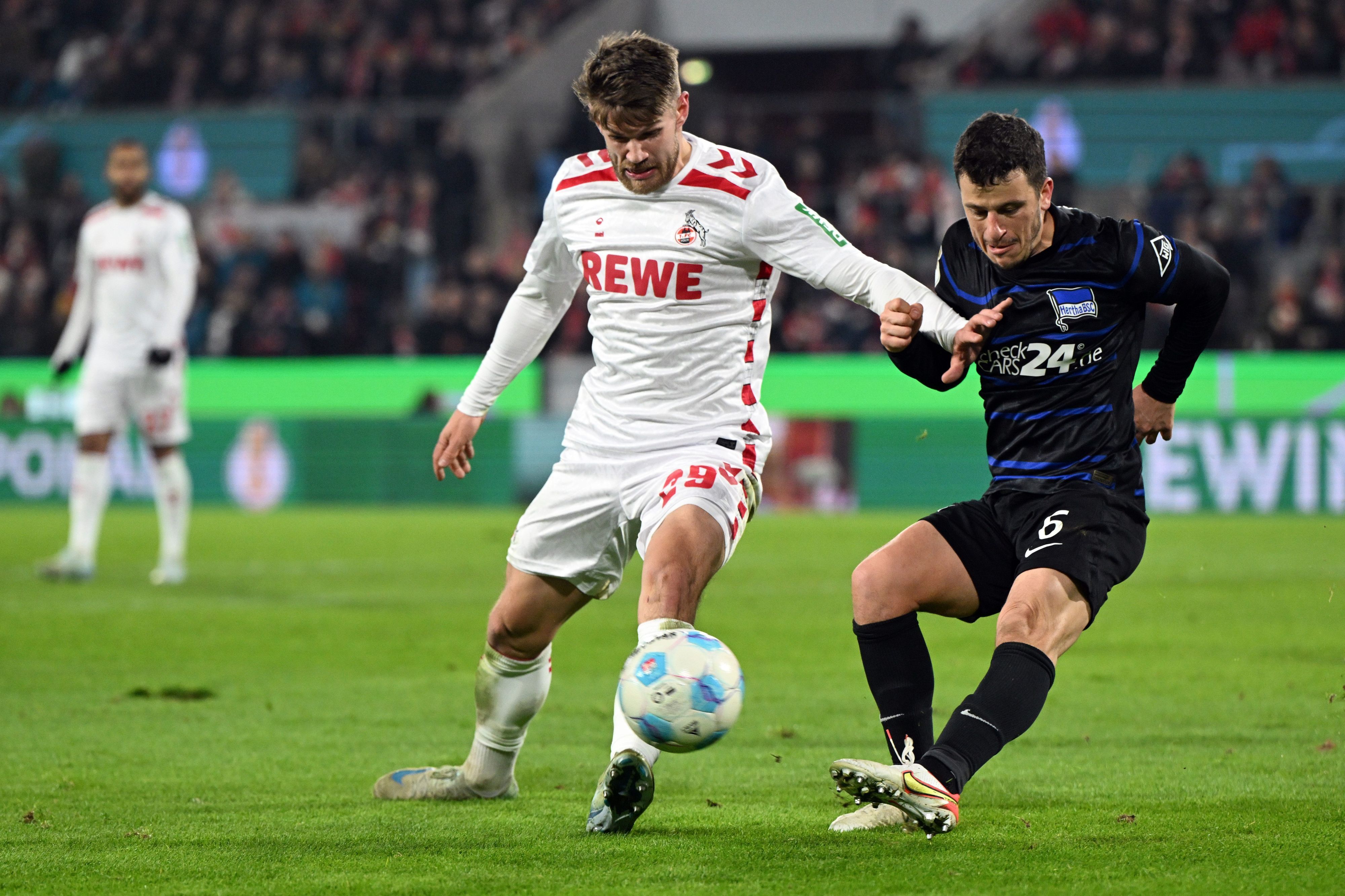 Kölns Jan Thielmann (l) und Berlins Diego Demme kämpfen um den Ball.