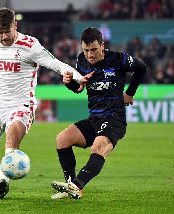 Kölns Jan Thielmann (l) und Berlins Diego Demme kämpfen um den Ball.
