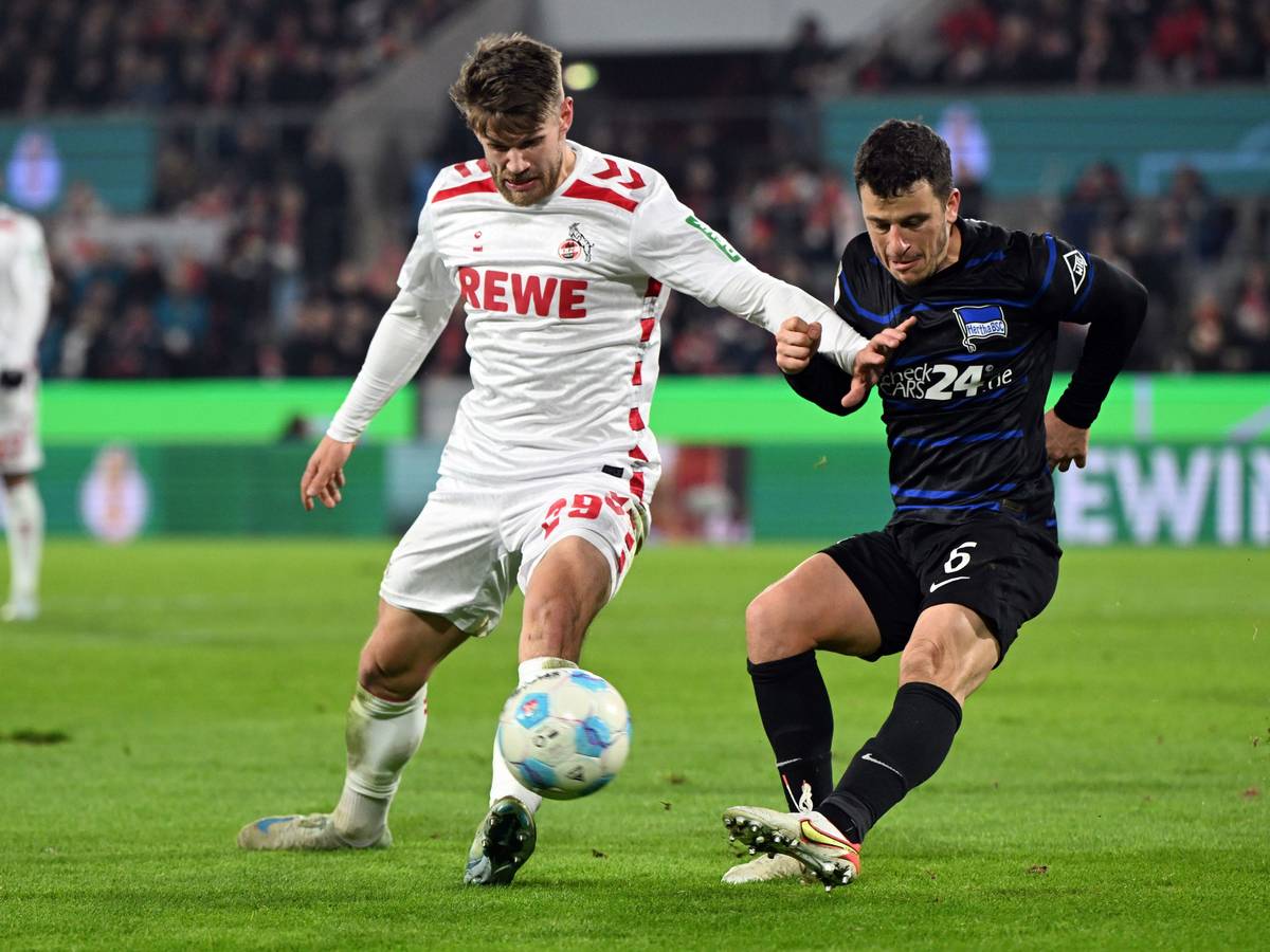 Kölns Jan Thielmann (l) und Berlins Diego Demme kämpfen um den Ball.
