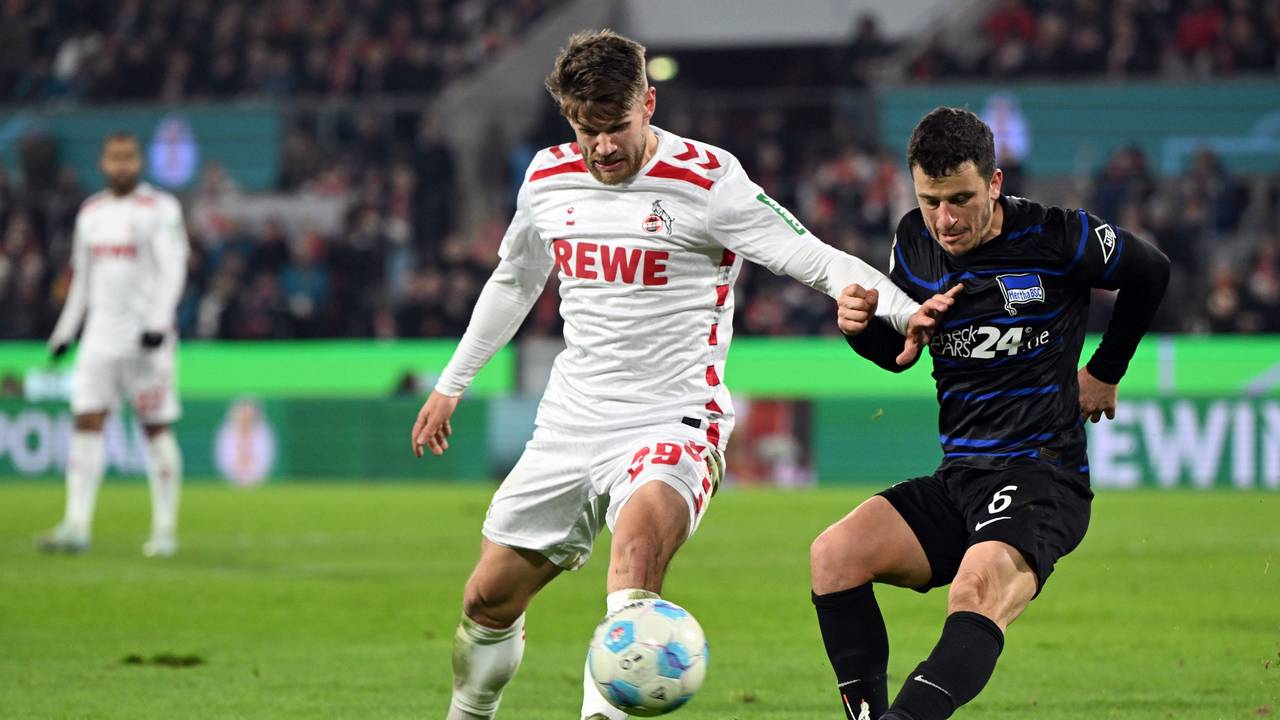 Kölns Jan Thielmann (l) und Berlins Diego Demme kämpfen um den Ball.