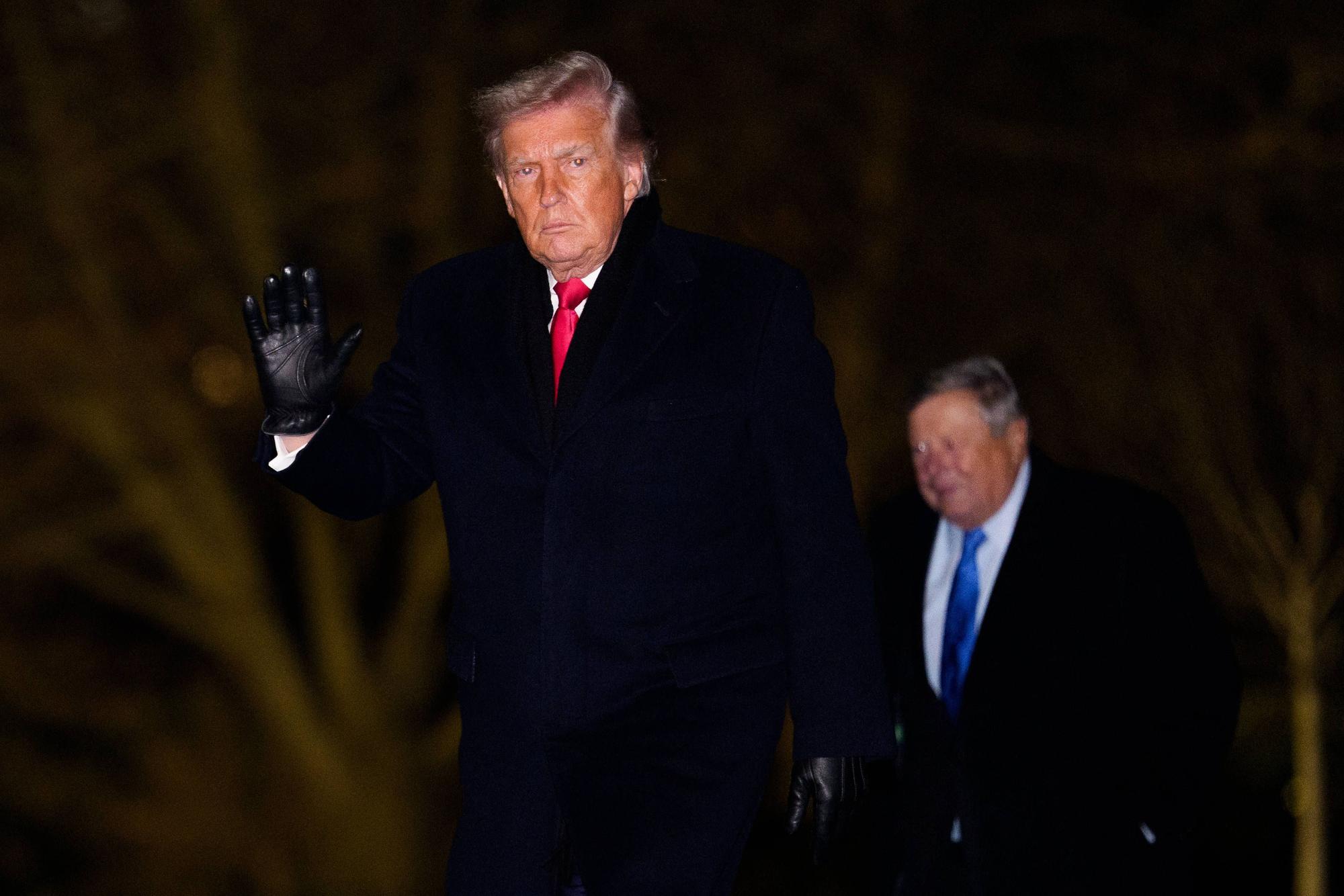 Handelt es sich bei dem mysteriösen Mann um Viktor Knavs, Melania Trumps Vater? Hier ist er im Januar 2026 hinter dem US-Präsidenten zu sehen.