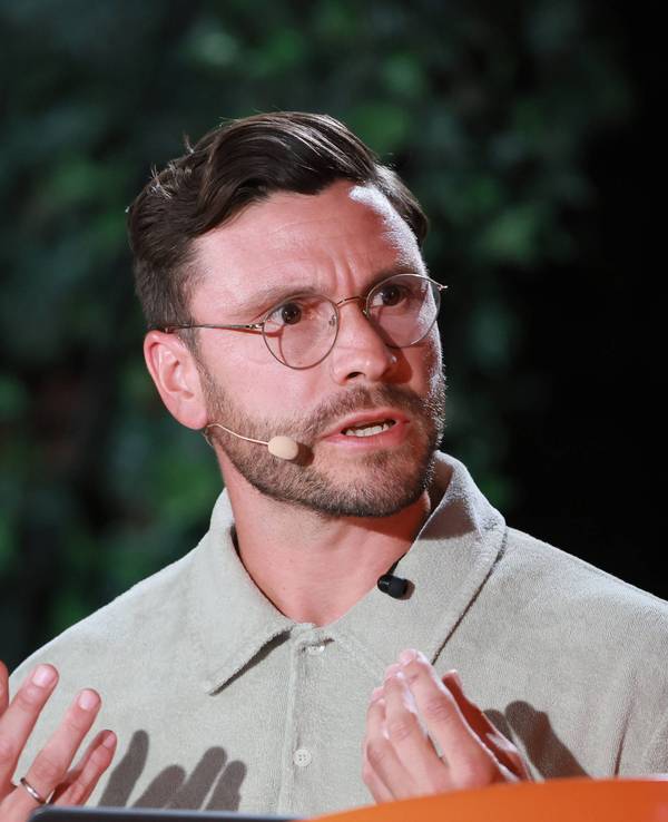 Jonas Hector gestikuliert bei einer Diskussionsrunde zum 1. FC Köln auf der Bühne.