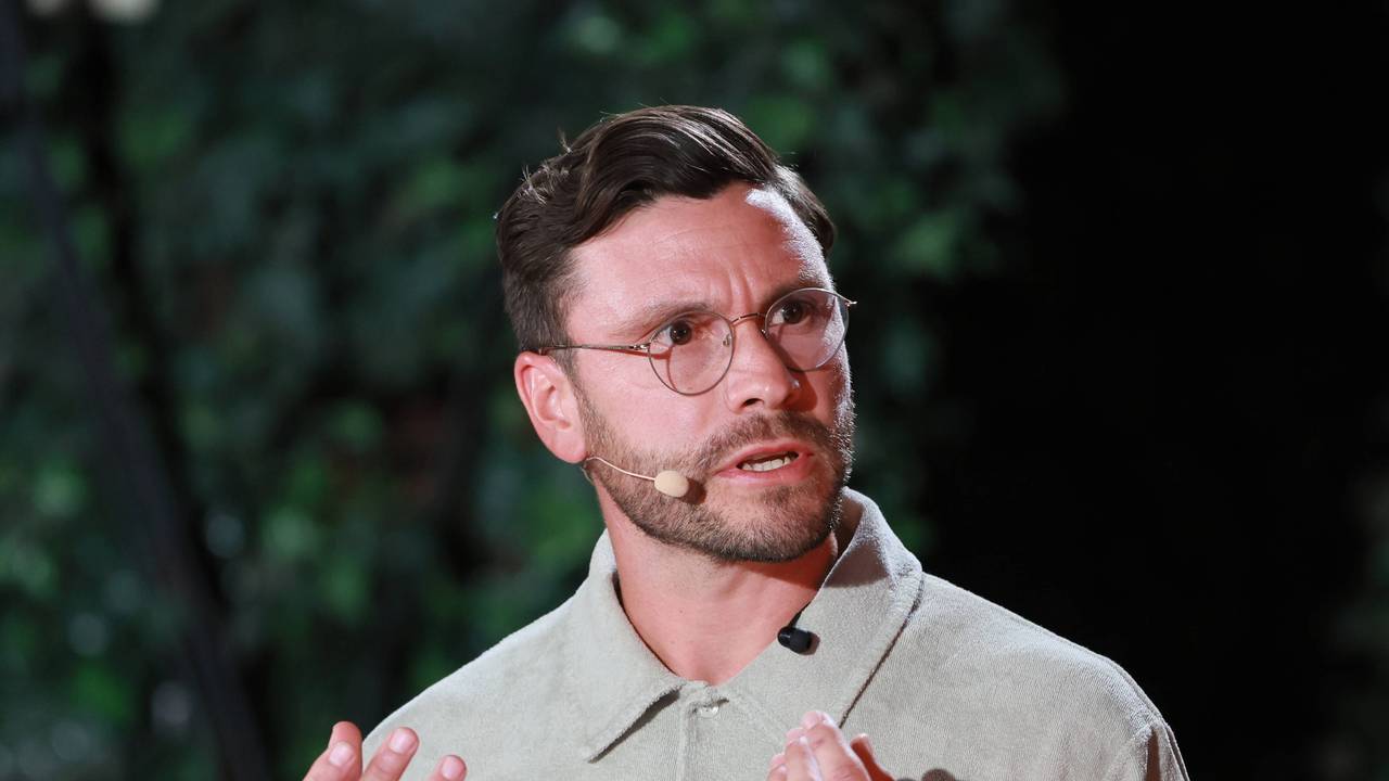 Jonas Hector gestikuliert bei einer Diskussionsrunde zum 1. FC Köln auf der Bühne.