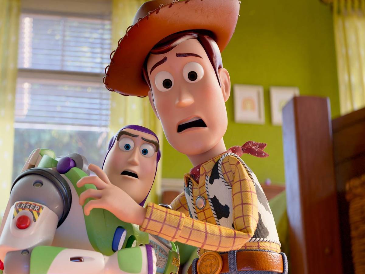 Buzz Lightyear (links) und Cowboy Woody sehen sich in „Toy Story 5“ einer furchteinflößenden Bedrohung ausgesetzt: moderne Technik im Kinderzimmer. (Bild: 2025 Disney/Pixar)