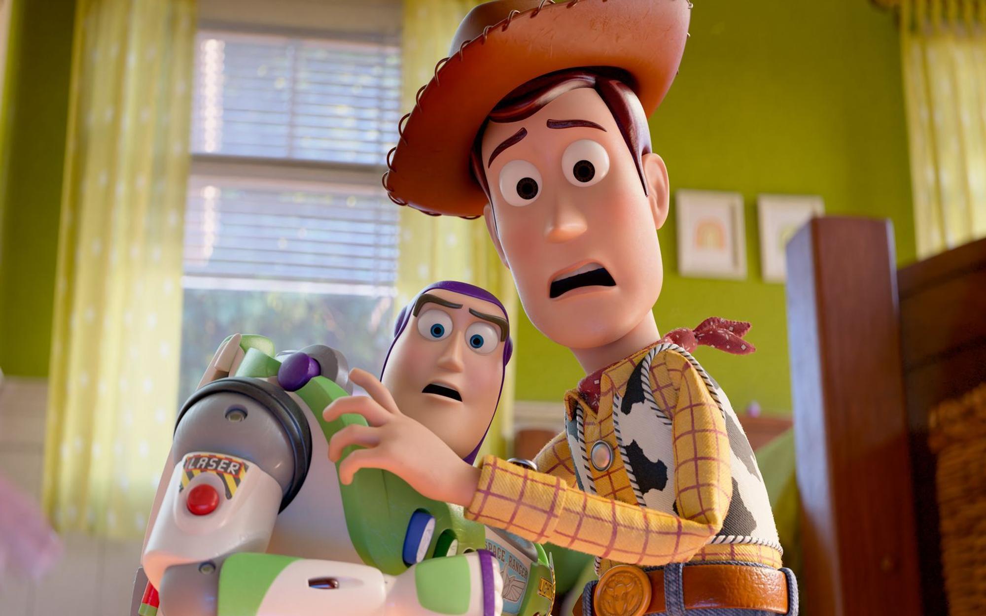 Buzz Lightyear (links) und Cowboy Woody sehen sich in „Toy Story 5“ einer furchteinflößenden Bedrohung ausgesetzt: moderne Technik im Kinderzimmer. (Bild: 2025 Disney/Pixar)