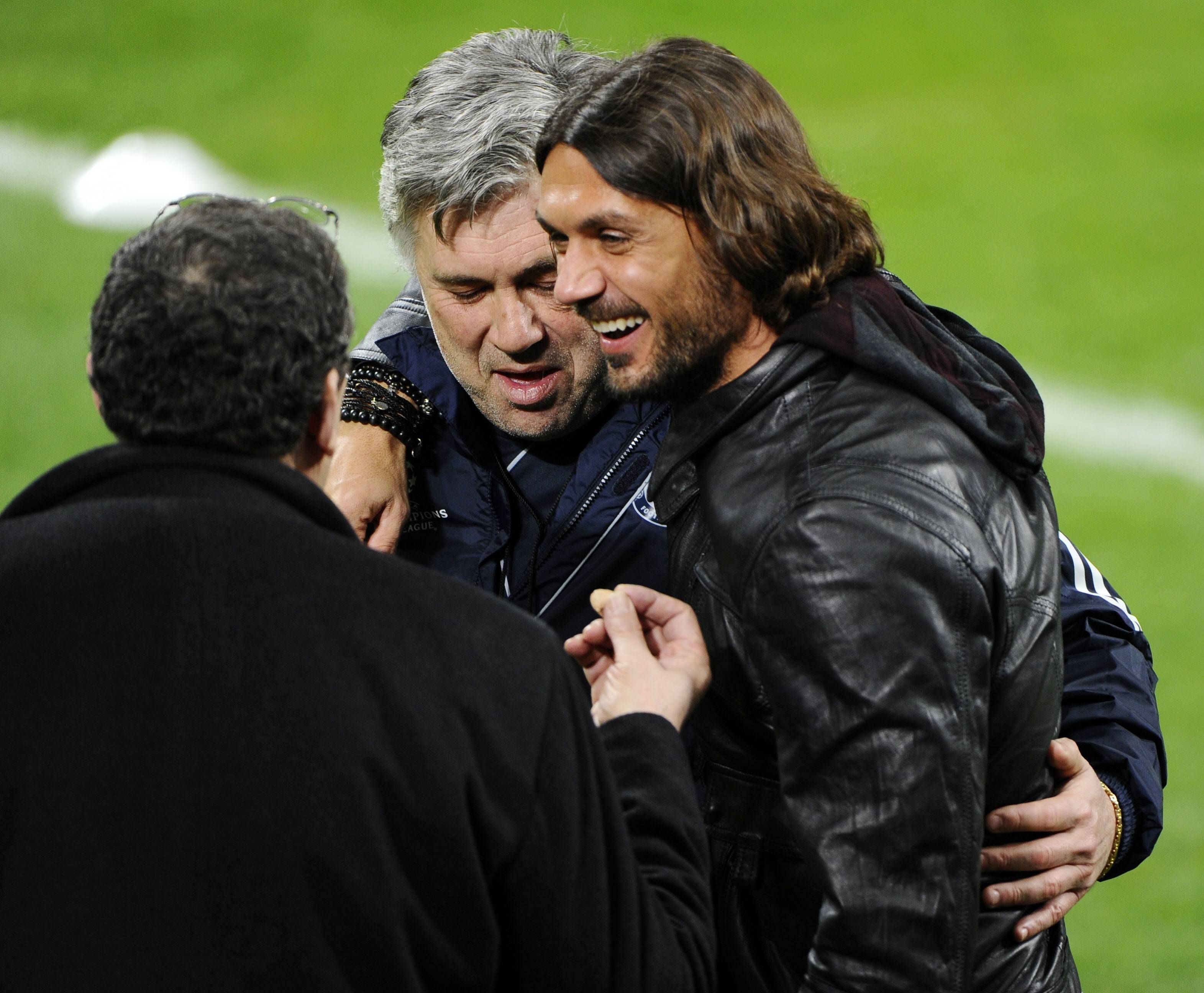 Carlo Ancelotti und Paolo Maldini Arm in Arm.