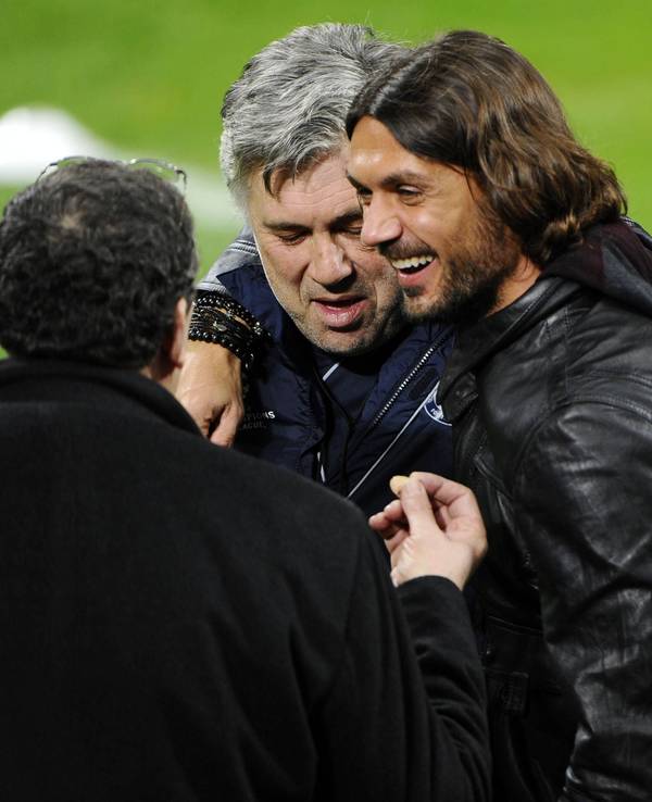 Carlo Ancelotti und Paolo Maldini Arm in Arm.