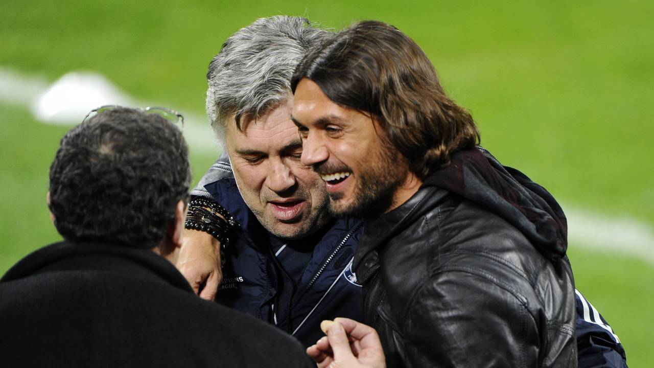 Carlo Ancelotti und Paolo Maldini Arm in Arm.