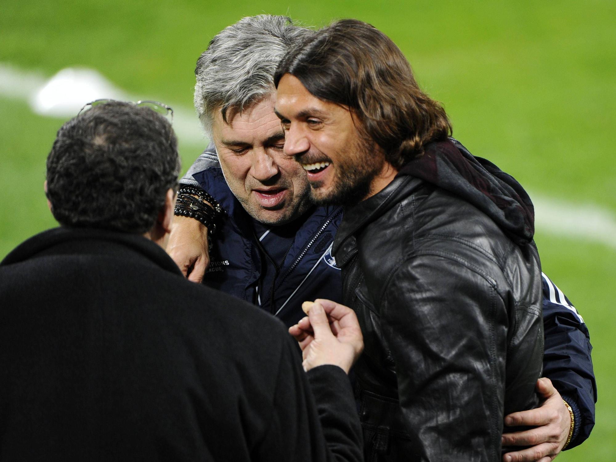 Carlo Ancelotti und Paolo Maldini Arm in Arm.