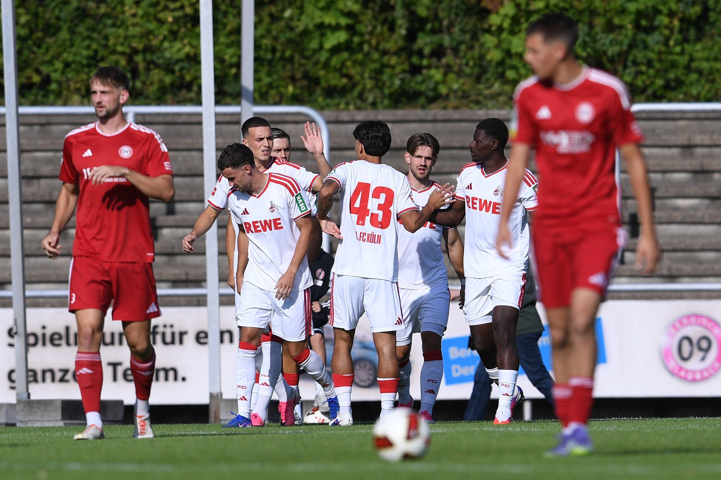 Die Kölner jubeln nach dem 1:0 durch Luca Waldschmidt gegen Bergisch Gladbach.
