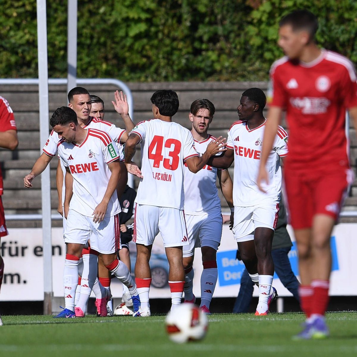 Kölner Spieler jubeln nach einem Treffer gegen Bergisch Gladbach