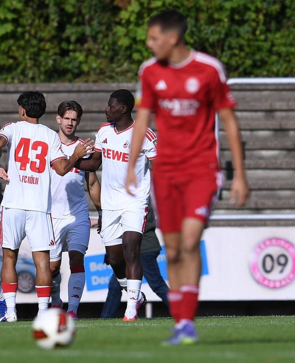 Die Kölner jubeln nach dem 1:0 durch Luca Waldschmidt gegen Bergisch Gladbach.