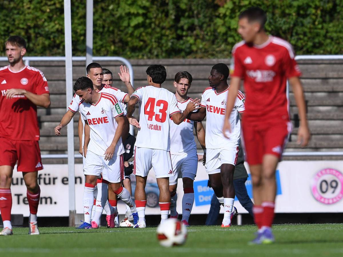Die Kölner jubeln nach dem 1:0 durch Luca Waldschmidt gegen Bergisch Gladbach.