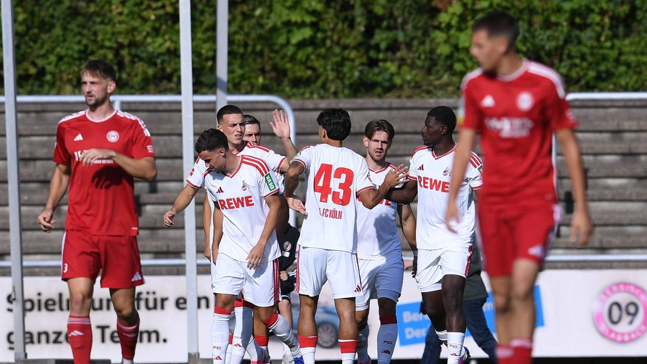 Die Kölner jubeln nach dem 1:0 durch Luca Waldschmidt gegen Bergisch Gladbach.