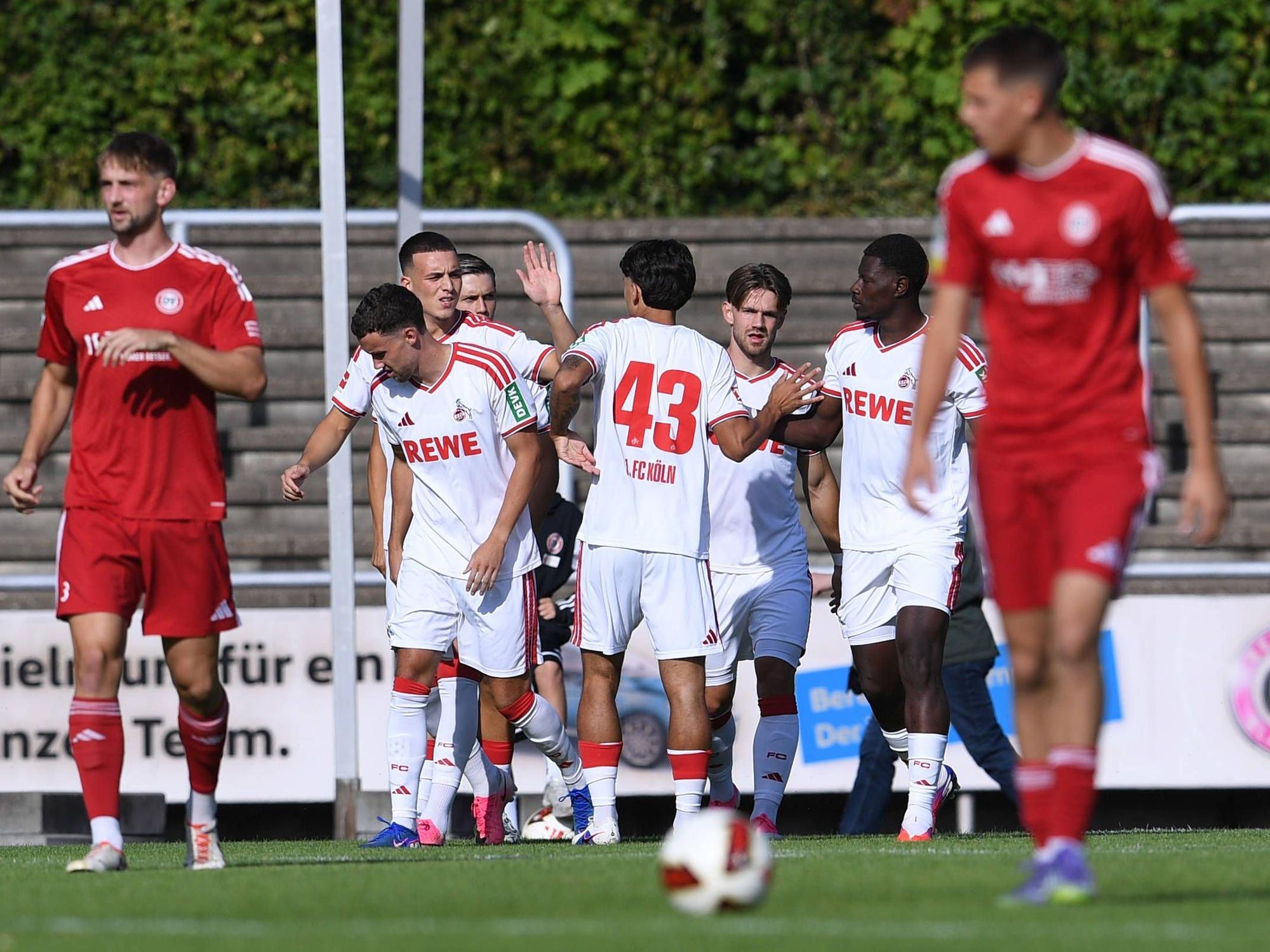 Die Kölner jubeln nach dem 1:0 durch Luca Waldschmidt gegen Bergisch Gladbach.