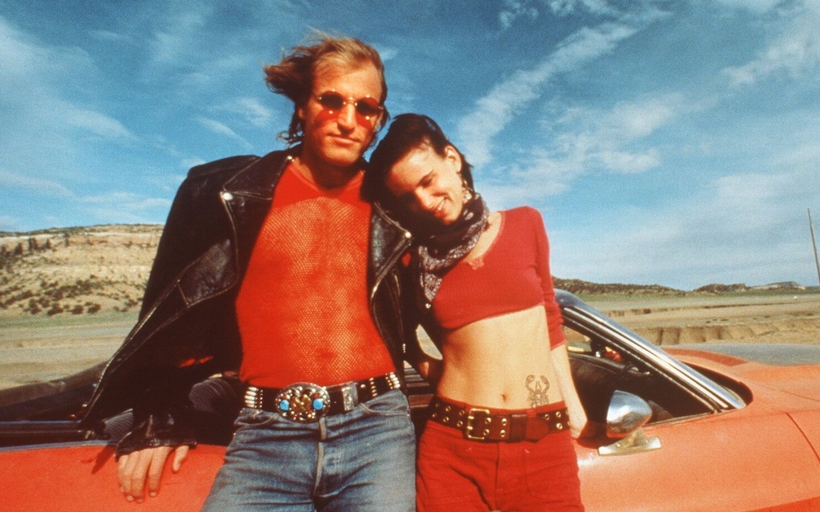 Einer der größten Kinoaufreger der 1990er Jahre: In „Natural Born Killers“ spielten Woody Harrelson und Juliette Lewis ein wahnsinniges Pärchen, das mordend durch das Land der unbegrenzten Möglichkeiten zieht. Was Oliver Stone für den Hauptdarsteller eingenommen hatte, war das „Verrückte“ in dessen Augen, sagte der Regisseur. (Bild: ARD / Degeto)