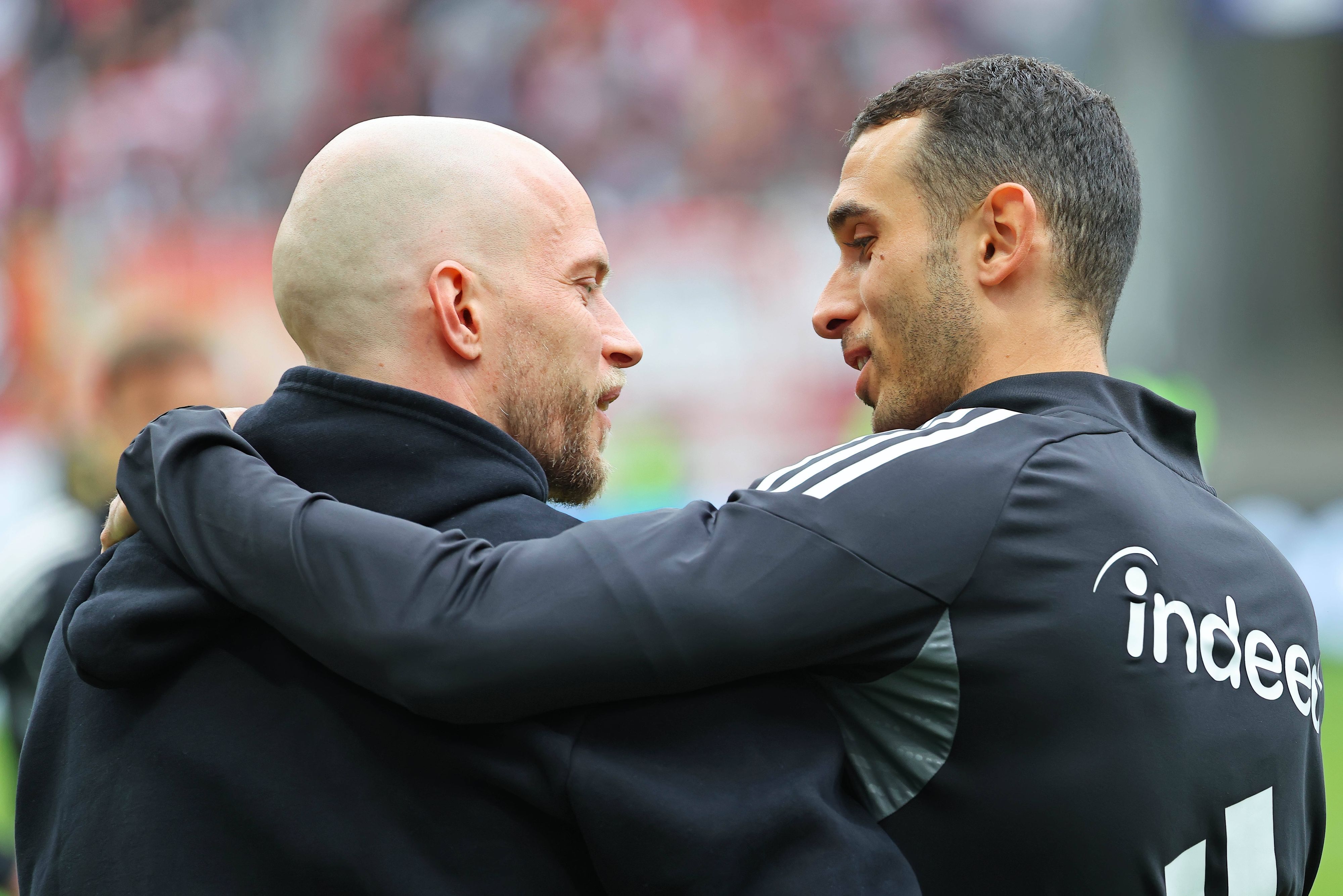René Wagner und Ellyes Skhiri umarmen sich.