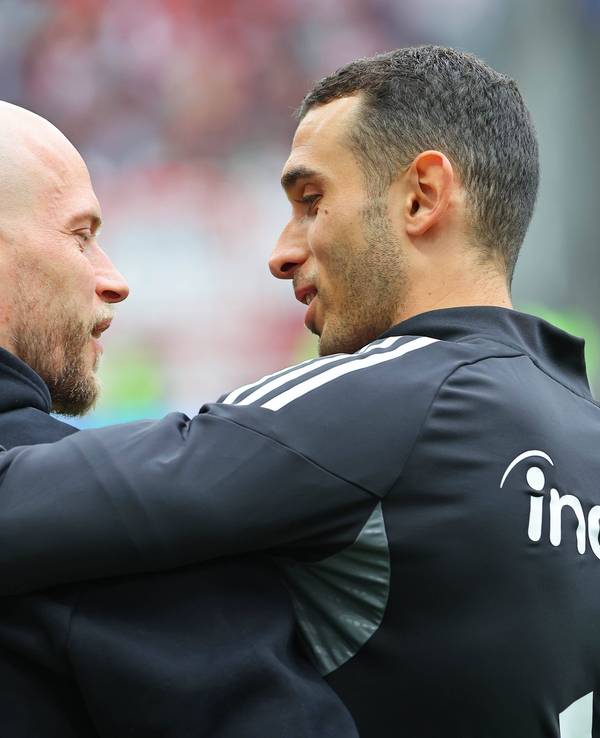 René Wagner und Ellyes Skhiri umarmen sich.