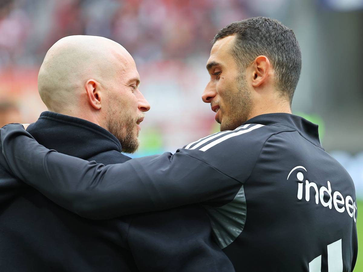 René Wagner und Ellyes Skhiri umarmen sich.