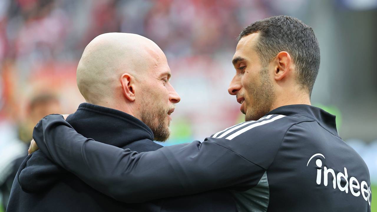 René Wagner und Ellyes Skhiri umarmen sich.