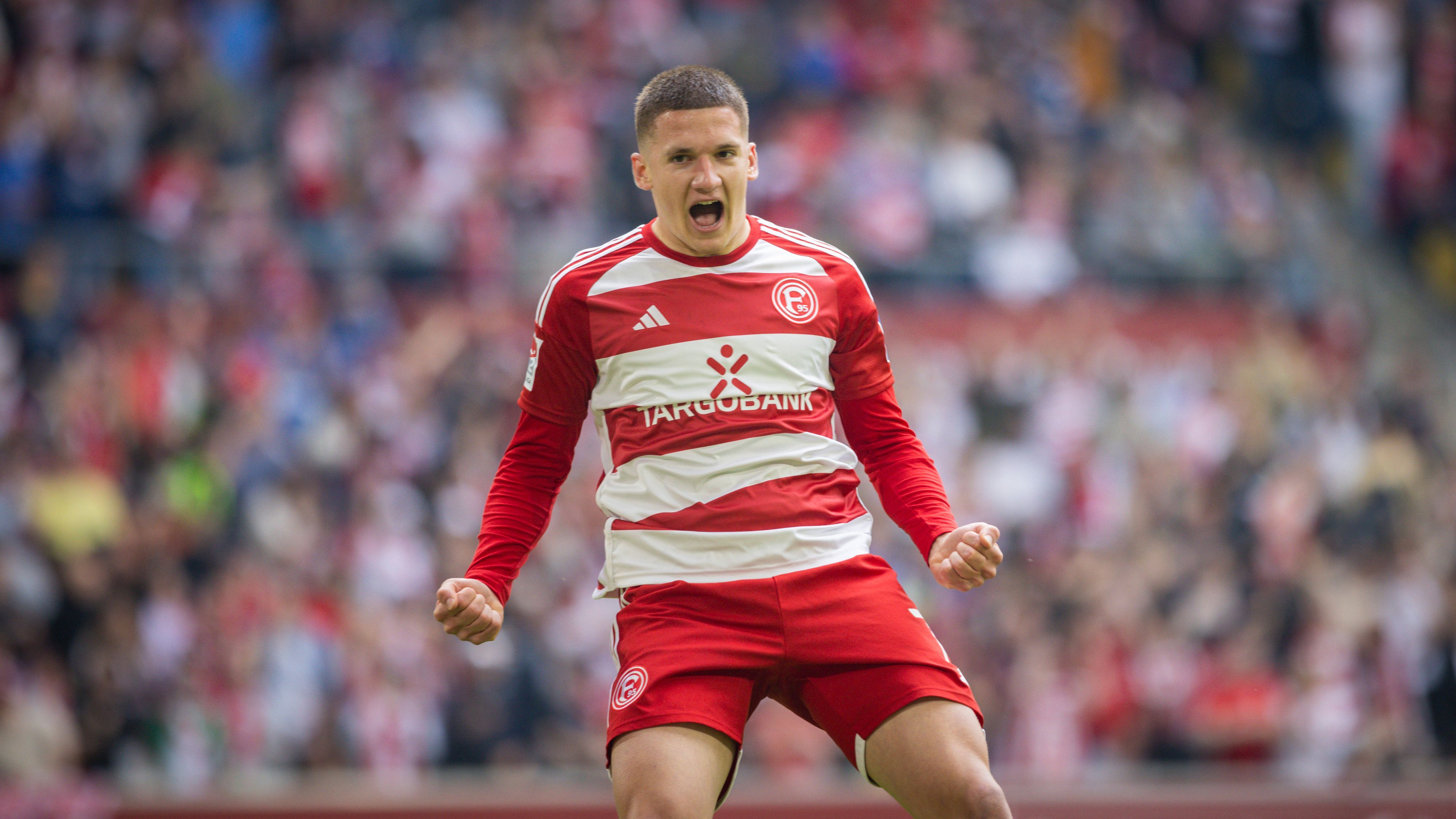Torjäger Christos Tzolis jubelt im Trikot von Fortuna Düsseldorf
