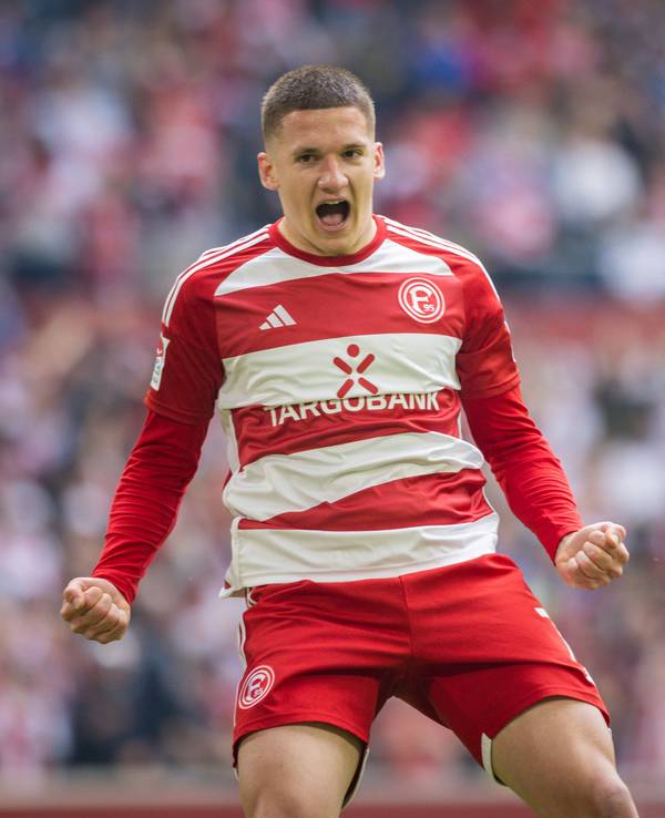 Torjäger Christos Tzolis jubelt im Trikot von Fortuna Düsseldorf