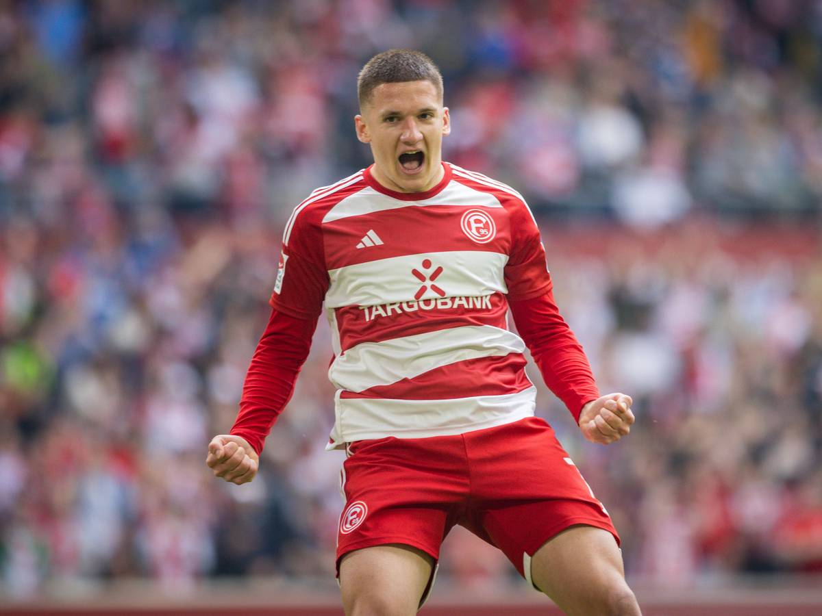 Torjäger Christos Tzolis jubelt im Trikot von Fortuna Düsseldorf