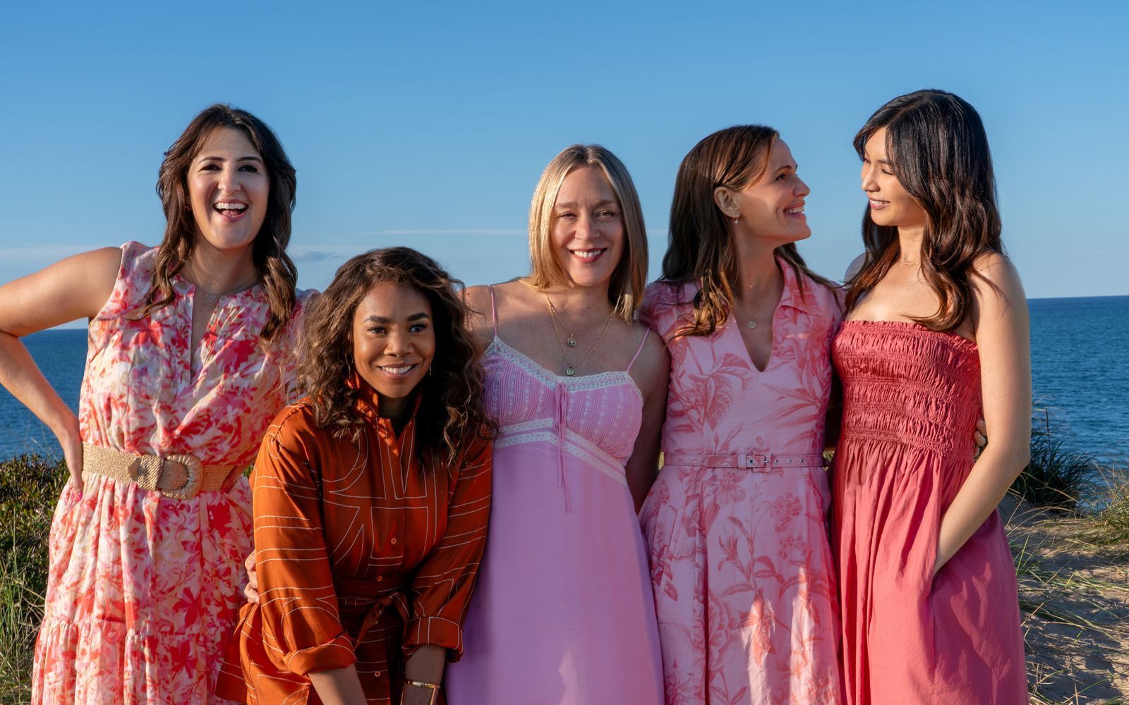 Brooke Kirtley (D'Arcy Carden, links), Dru-Ann Jones (Regina Hall, zweite von links), Tatum McKenzie (Chloë Sevigny, Mitte), Hollis Shaw (Jennifer Garner, zweite von rechts) und Gigi Ling (Gemma Chan) verbringen ein gemeinsames Wochenende auf einer exklusiven Ferieninsel.  (Bild: Sky/Universal Studio Group.)