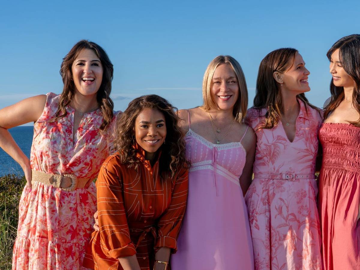 Brooke Kirtley (D'Arcy Carden, links), Dru-Ann Jones (Regina Hall, zweite von links), Tatum McKenzie (Chloë Sevigny, Mitte), Hollis Shaw (Jennifer Garner, zweite von rechts) und Gigi Ling (Gemma Chan) verbringen ein gemeinsames Wochenende auf einer exklusiven Ferieninsel. (Bild: Sky/Universal Studio Group.)