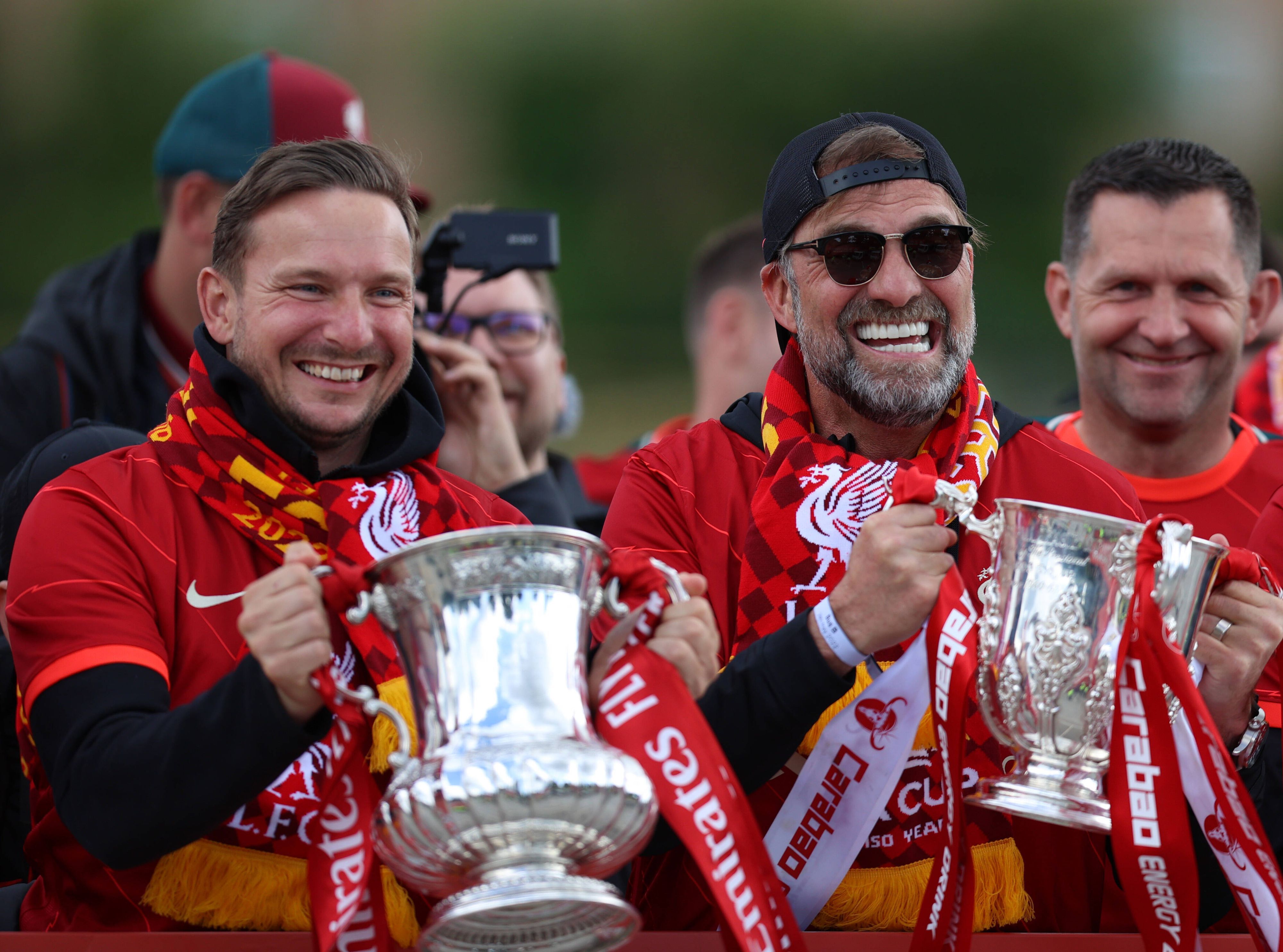 Jürgen Klopp und Pepijn Lijnders feiern gemeinsam bei der Parade zum Gewinn des FA-Cups und Carabao-Cup.