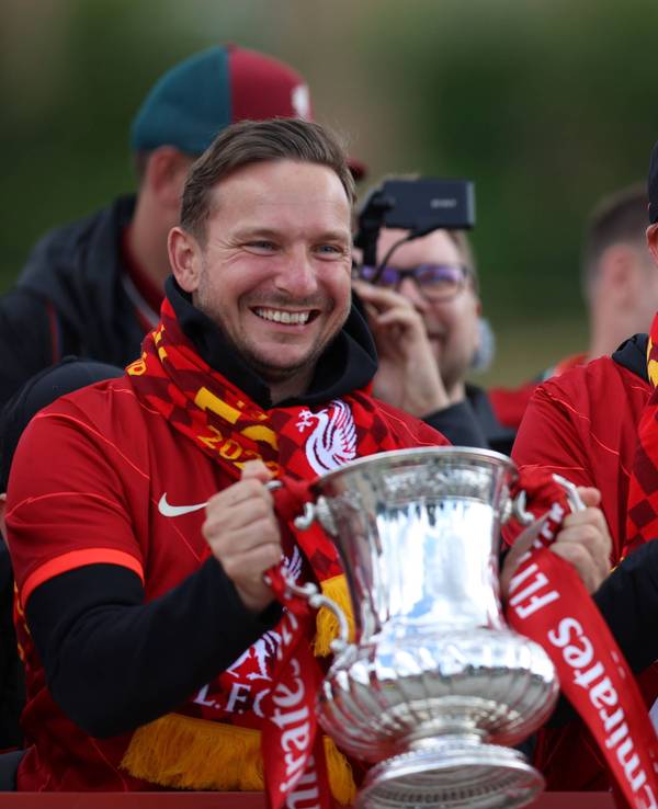 Jürgen Klopp und Pepijn Lijnders feiern gemeinsam bei der Parade zum Gewinn des FA-Cups und Carabao-Cup.