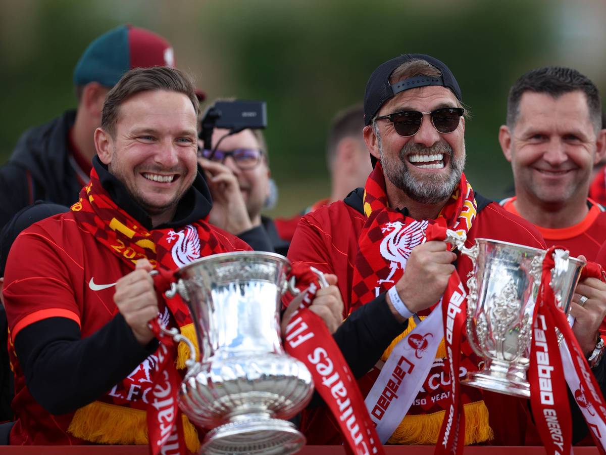 Jürgen Klopp und Pepijn Lijnders feiern gemeinsam bei der Parade zum Gewinn des FA-Cups und Carabao-Cup.