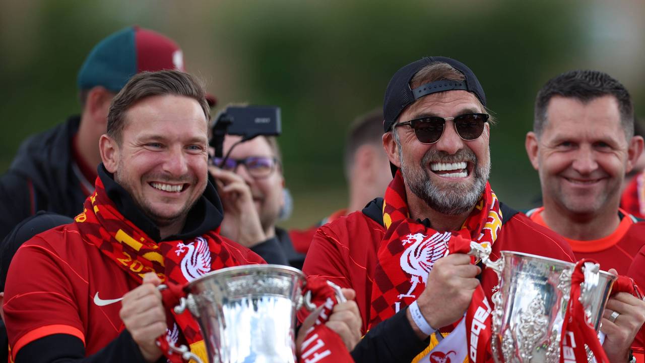 Jürgen Klopp und Pepijn Lijnders feiern gemeinsam bei der Parade zum Gewinn des FA-Cups und Carabao-Cup.