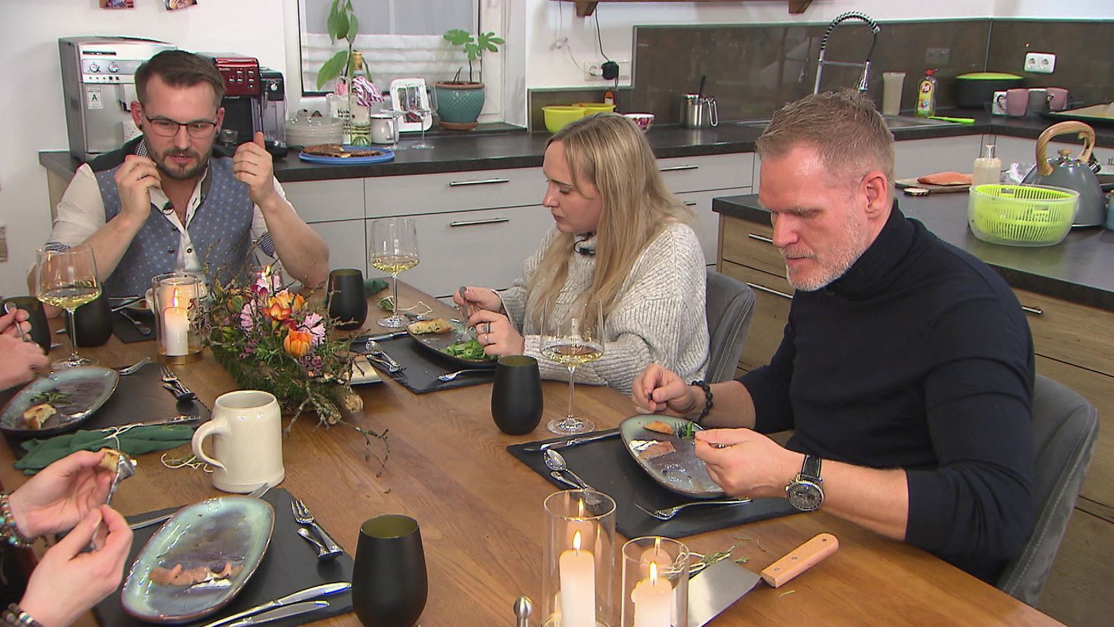 Der selbstgebeizte Lachs schmeckt allen ausgesprochen gut.
 (Bild: RTL)