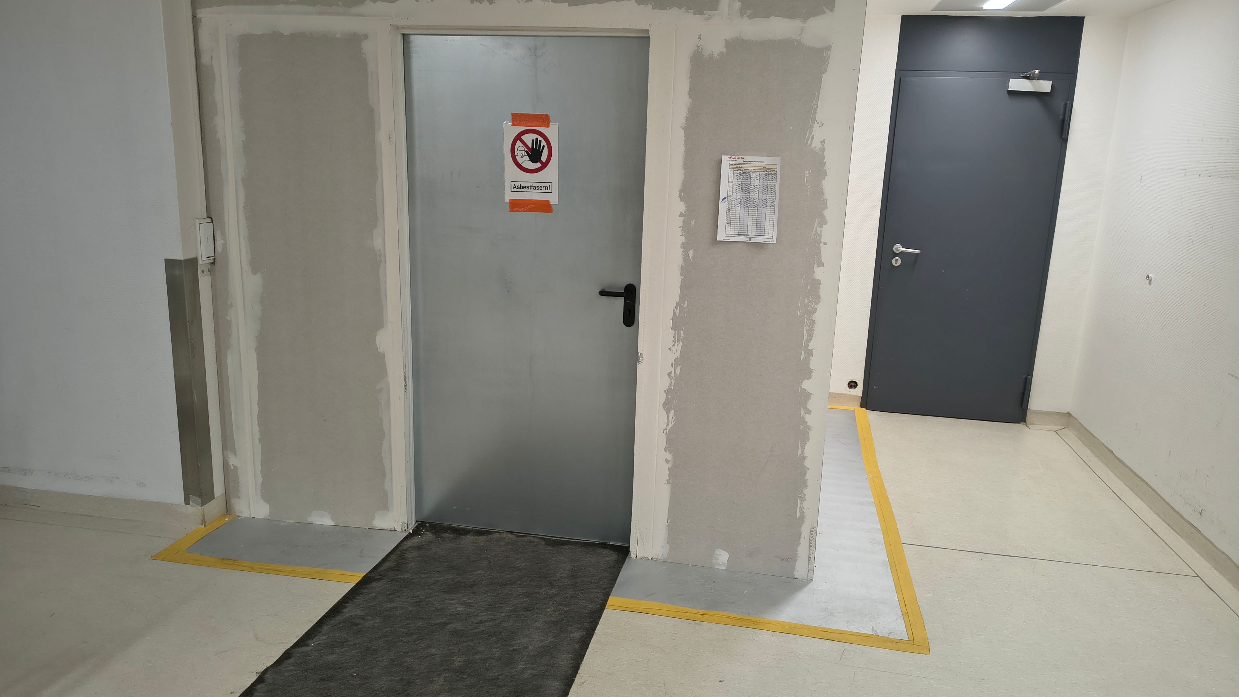 „Asbestfasern!“ – dieses Warnschild hing auf der Krankenstation 4A/4B im Bettenhaus in Köln-Merheim.