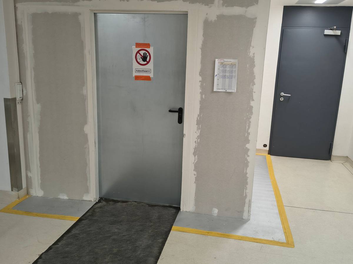 „Asbestfasern!“ – dieses Warnschild hing auf der Krankenstation 4A/4B im Bettenhaus in Köln-Merheim.