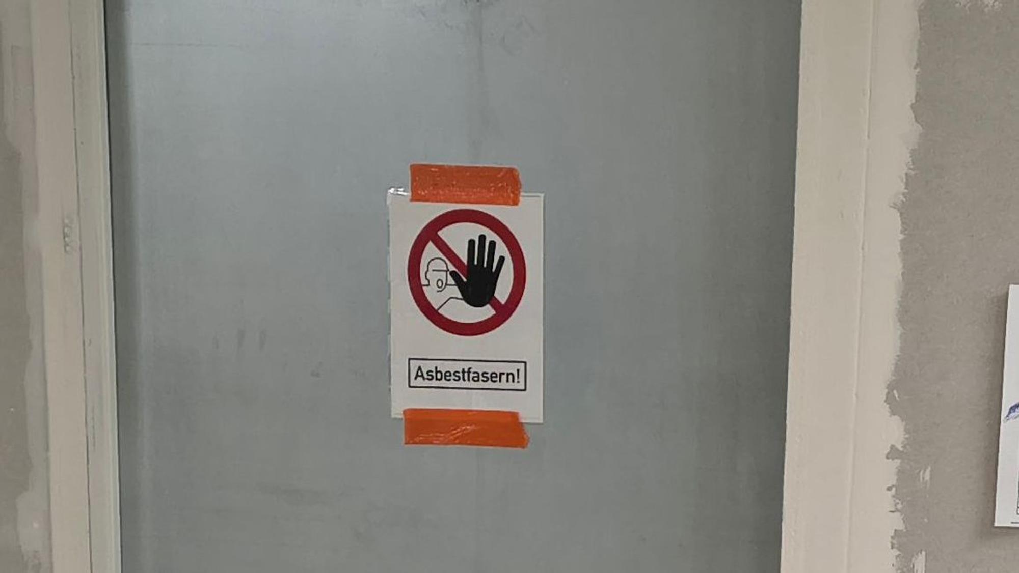 „Asbestfasern!“ – dieses Warnschild hing auf der Krankenstation 4A/4B im Bettenhaus in Köln-Merheim.