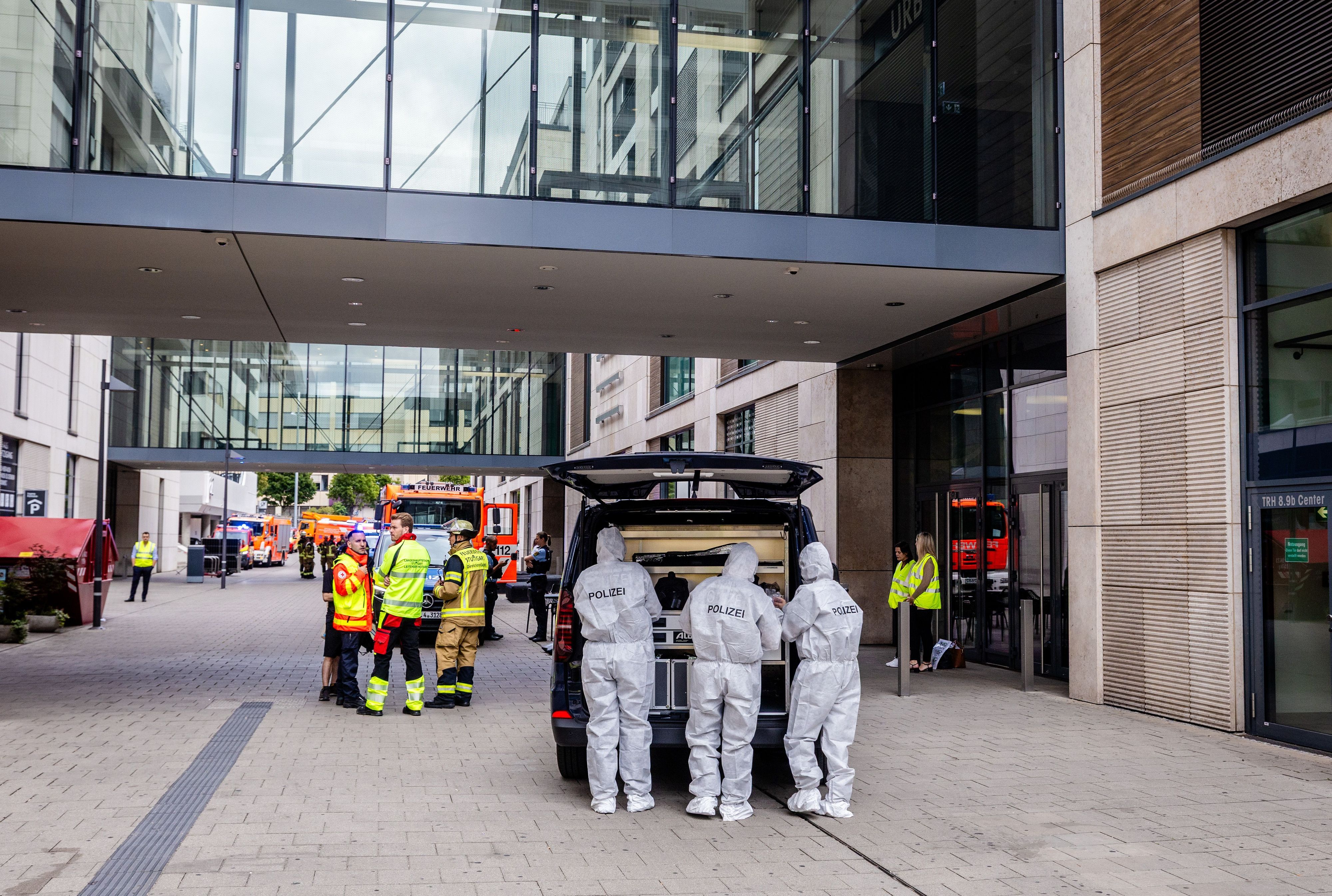 Beamte der Spurensicherung stehen bei einem größeren Polizeieinsatz vor einem Einkaufszentrum in der Innenstadt von Stuttgart.